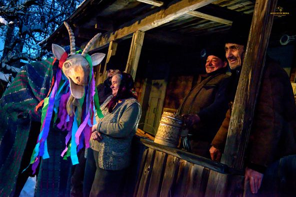 Colindatul cu țurca, un ritual arhaic de iarnă păstrat în satele montane ale Transilvaniei