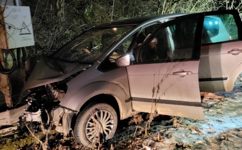 Accident în Băișoara: O mașină a intrat într-un stâlp iar 6 persoane au ajuns la spital