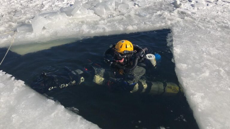 Exerciții dificile ale scafandrilor clujeni de la Salvamont pe lacul Beliș și în peștera Izbândiș