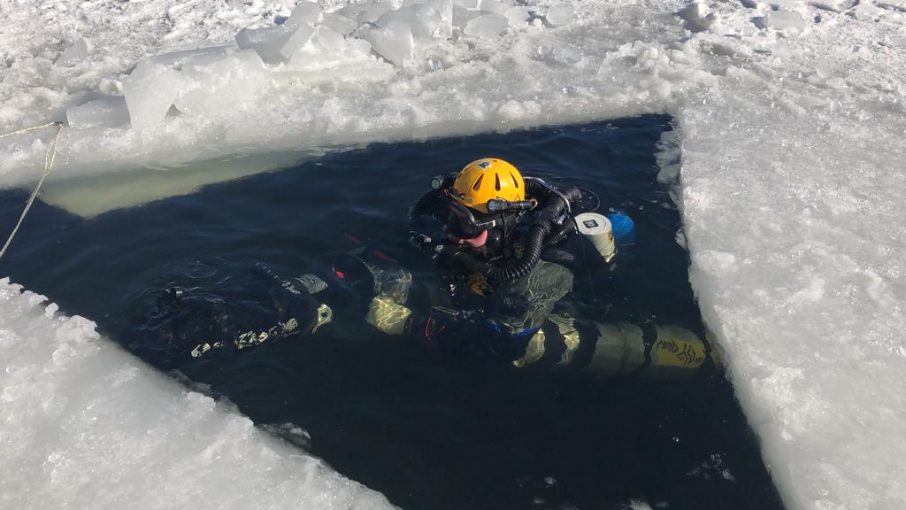 Exerciții dificile ale scafandrilor clujeni de la Salvamont pe lacul Beliș și în peștera Izbândiș