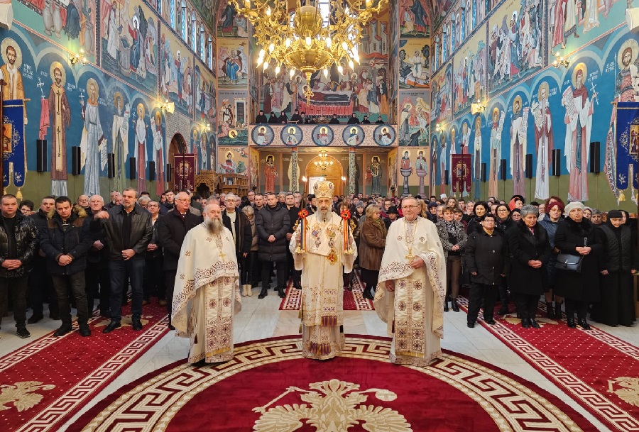 Înaltpreasfințitul Părinte Arhiepiscop Irineu a liturghisit la Mănăstirea Dumbrava