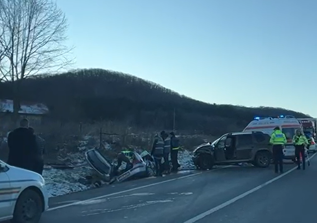 Accident la ieșire din Gilău spre Căpușu Mare: O victimă este încarcerată într-o mașină avariată!