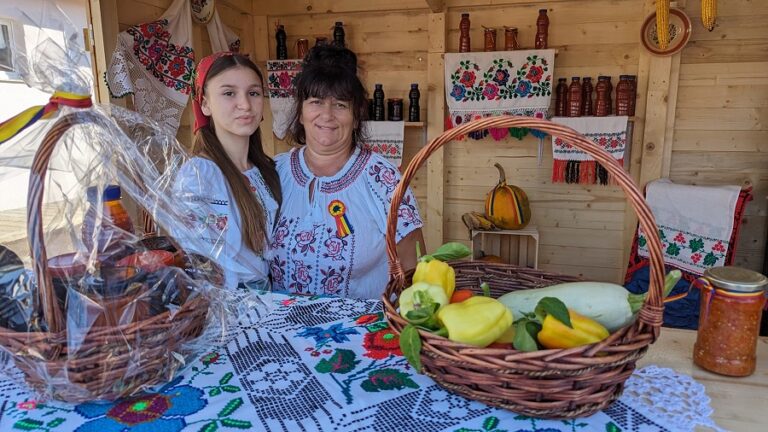 Coșul cu legume din Dobrești: Vinete, fasole, sirop și gem de mure, suc proaspăt de roșii, la doamna Tina Milian