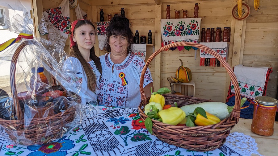 Coșul cu legume din Dobrești: Vinete, fasole, sirop și gem de mure, suc proaspăt de roșii, la doamna Tina Milian