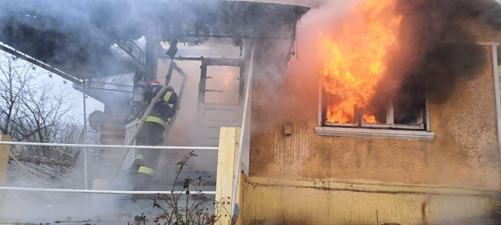 Incendiu la o casă din Câmpeni: Pompierii intervin cu trei autospeciale!