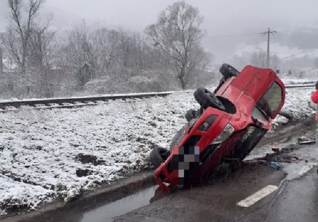 Mașină răsturnată în Bologa, pe DN1E60, în urma unui accident rutier
