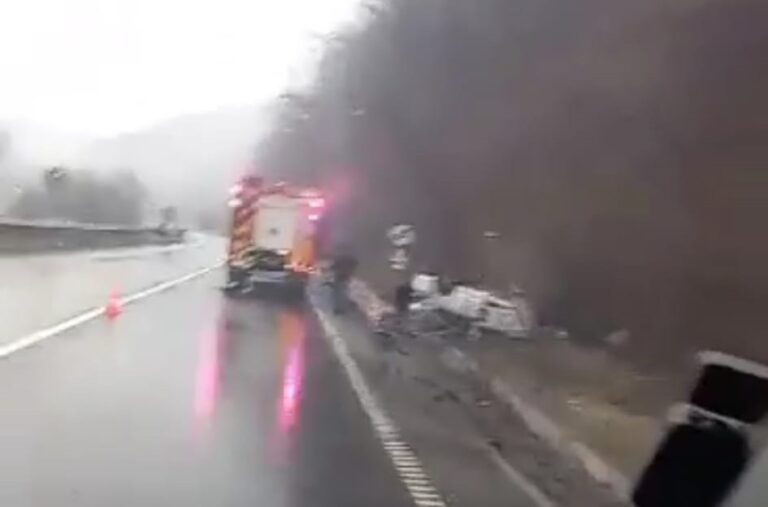 Accident pe DN76 Deva-Brad: O mașină a zburat în șanțul de lângă drum!