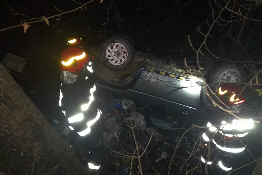 Accident grav în Apuseni: Doi bărbați s-au rănit după ce o mașină s-a răsturnat într-o prăpastie