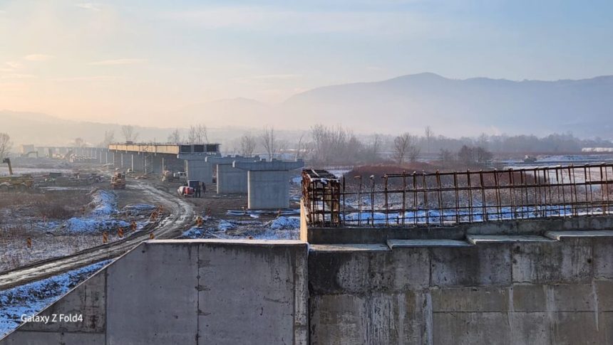 Stadiul lucrărilor pentru Centura Beiuș a ajuns la 50%: Au fost montate 214 grinzi din suprastructura podurilor și a pasajelor