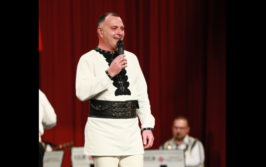 Interpretul hunedorean Ciprian Roman duce autenticitatea și frumusețea folclorului din Brad oriunde s-ar afla
