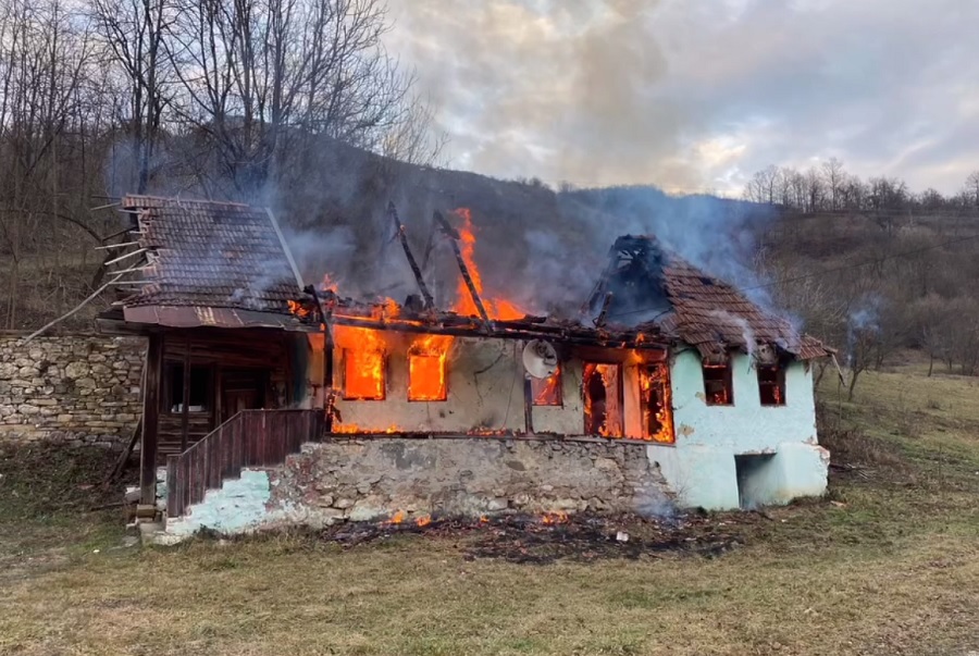 Incendiu la o casă din Almașul Mic de Munte,  Balșa: Un bărbat a fost transportat la spitalul din Orăștie!