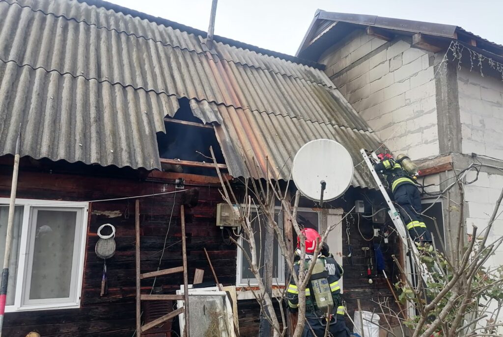Pompierii au salvat de la incendiere o casă din satul Benic, Galda de Jos