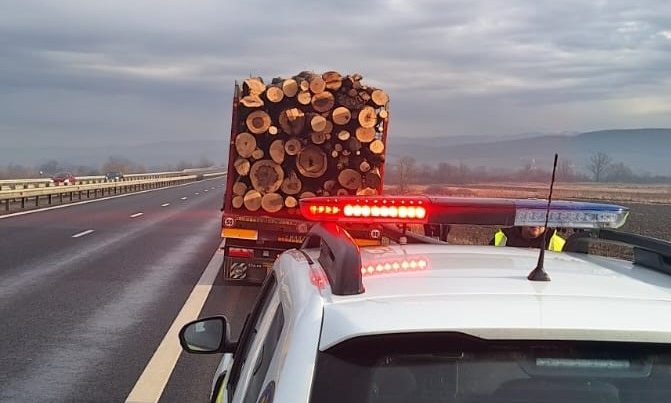 Incendiu pe Autostrada A1, Simeria-Orăștie, la cauciucul roții unui TIR ce transporta lemne