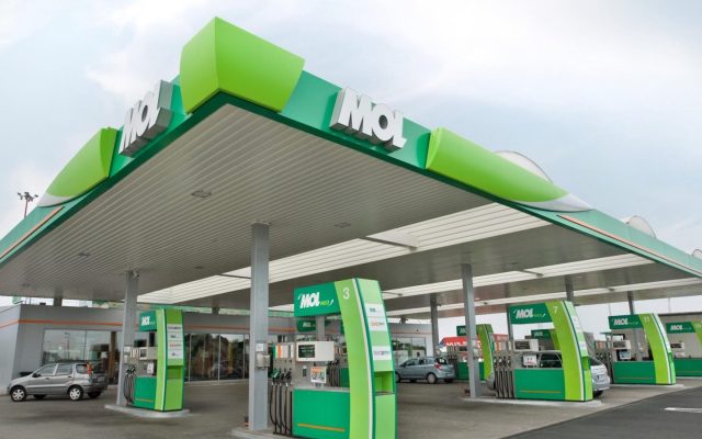 Ungurii vin în România să-și alimenteze mașinile: De astăzi, în Ungaria se scumpesc benzina și motorina!
