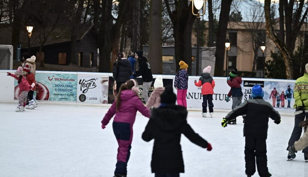 Patinoarul din Deva, record la distracție: 500 de persoane/zi, copii și adulți care au ales patinoarul pentru a-și petrece timpul liber
