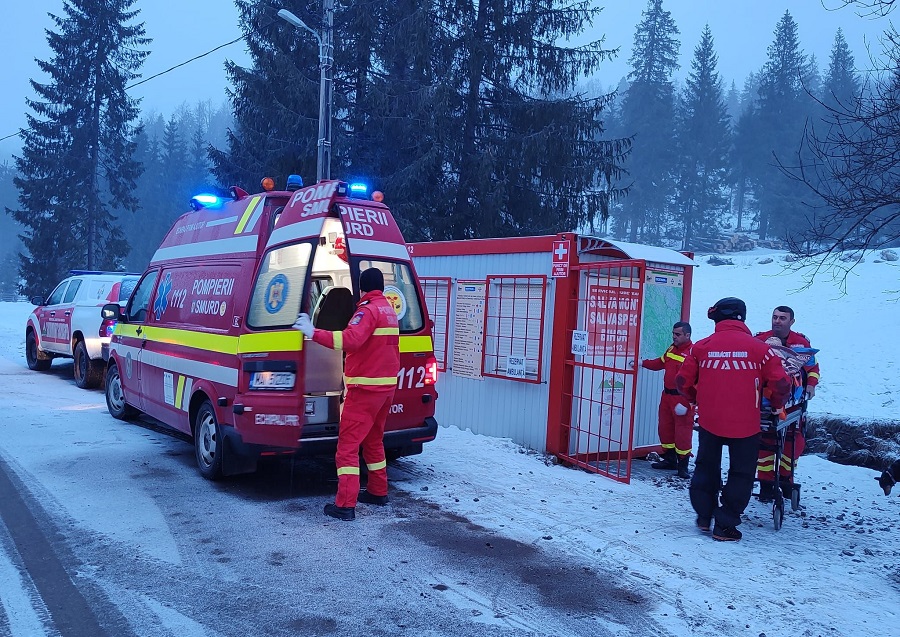 Salvamontișii către iubitorii de schi: Nu staționați pe mijlocul pârtiei, în zone fără vizibilitate pentru ceilalți schiori sau pe porțiuni înguste!