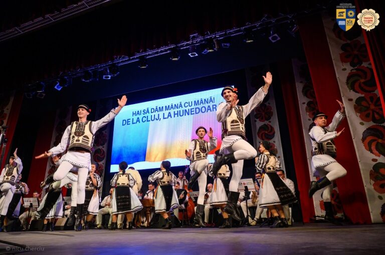 Sute de clujeni au participat la spectacolul Festiv „Hai să dăm mână cu mână! – De la Cluj, la Hunedoara”, în cinstea Zilei Unirii Principatelor Române