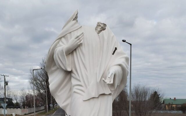 Un român a decapitat statuia Maicii Domnului din Dunavecse, Ungaria