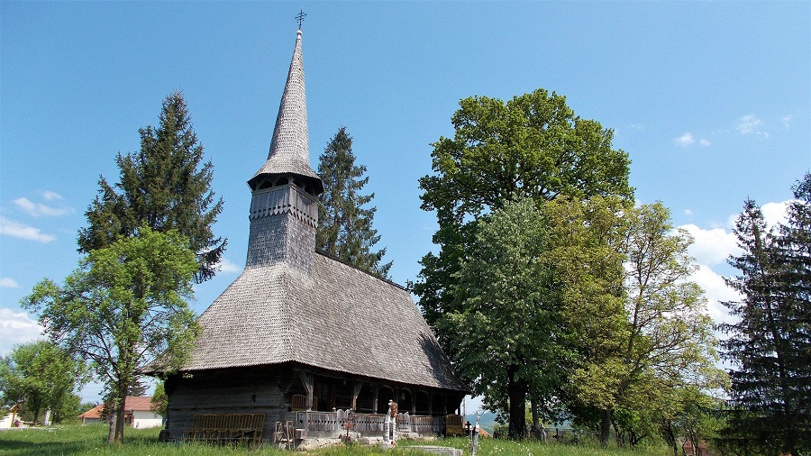 Veche de aproape 200 de ani, biserica de lemn din Beznea este o capodoperă a artei din Bratca