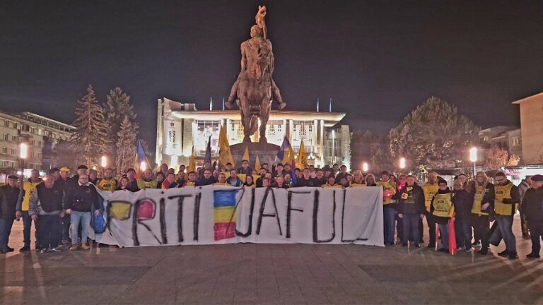 AUR a pichetat sediile PSD și PNL de la Deva: „PSD și PNL, aceeași mizerie”. Liderii PSD – PNL Hunedoara, cufuriți de frică, au închis sediile!