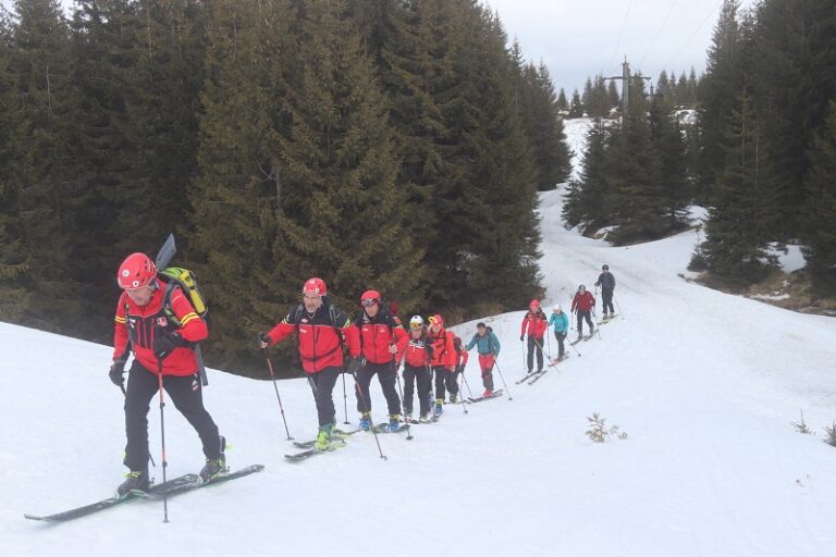 Exercițiu de salvare din avalanșă pentru salvamontiștii din Cluj, în Muntele Mare