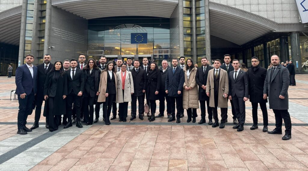Tinerii liberali din Deva au vizitat Parlamentul European. Dîlv: Suntem principalii susținători ai valorilor europene din Hunedoara!