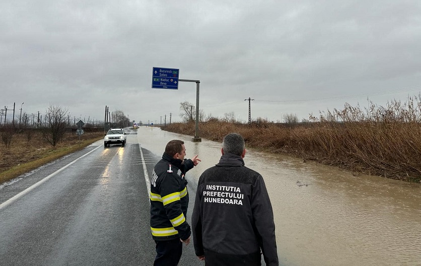 Inundații în zona bazinului râului Orăștie, râul Romos și pârâul Vaidei, inclusv pe DN7, între Orăștie și Aurel Vlaicu