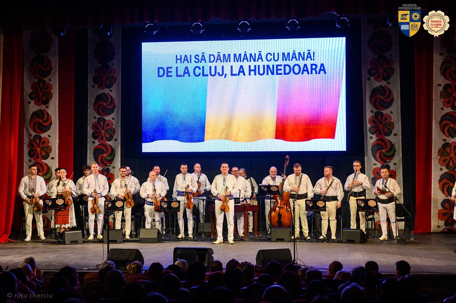 Orchestra „Cununa Transilvană” aduce de fiecare dată în scenă o experiență muzicală de neuitat