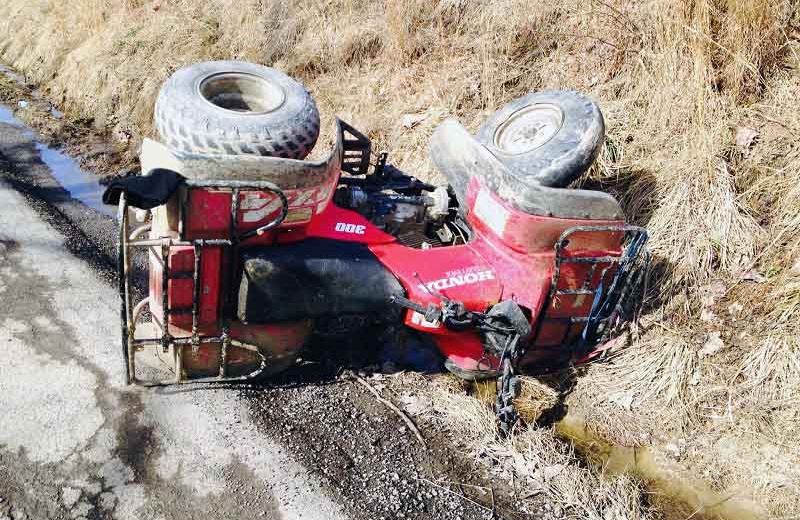 Sunt periculoase dar tot nu se învață: Tânăr de 22 de ani, rănit într-un accident de ATV, la Arieșeni!