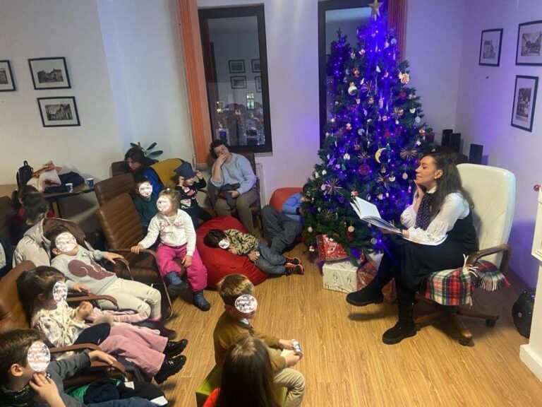 Cea mai magică dintre seri la Câmpeni: „Povești la gura sobei”, un proiect care aduce bucurie micuților câmpănari de sărbători