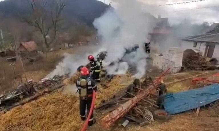 (VIDEO) 25 baloți de paie și material din cauciuc au ars în incendiul din Valea Lupșii