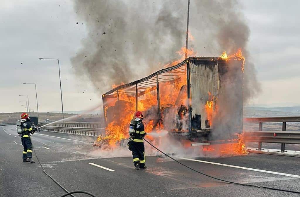 Un camion a luat foc pe autostrada A1 Sebeș-Sibiu, în zona viaductului Aciliu