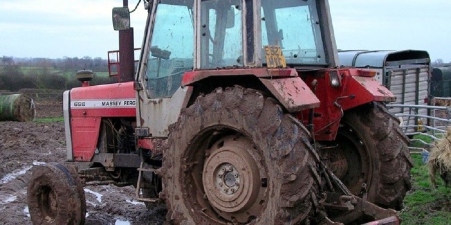Minor de 16 ani, din Răbăgani, implicat într-un accident: Conducea fără permis, un tractor neînmatriculat!