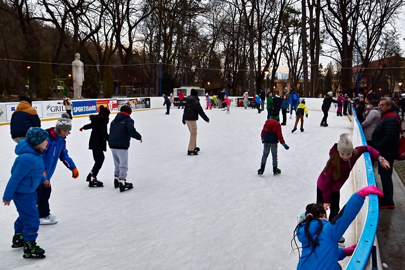 Se închide patinoarul din Parcul Cetate Deva