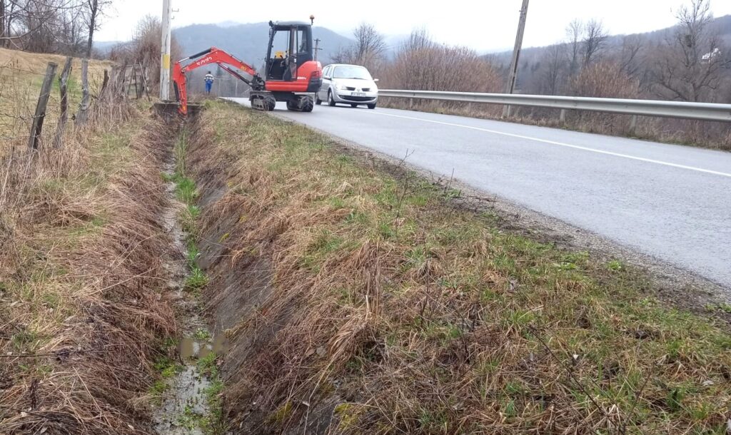 S-au demarat lucrări de întreținere la drumul 108A (DN 1) Ciucea – Vânători – limită cu Sălajul