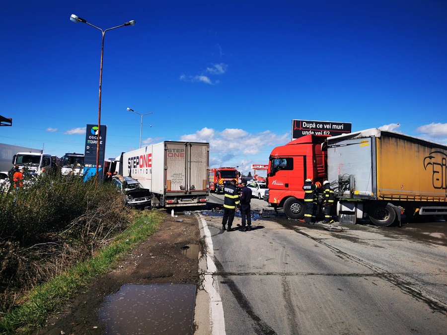 Accident grav între două TIR-uri şi două mașini la Turda
