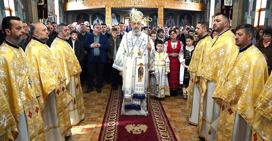 ÎPS Irineu a poposit în parohia „Izvorul Tămăduirii” din orașul Câmpeni și a rostit cuvânt de învățătură