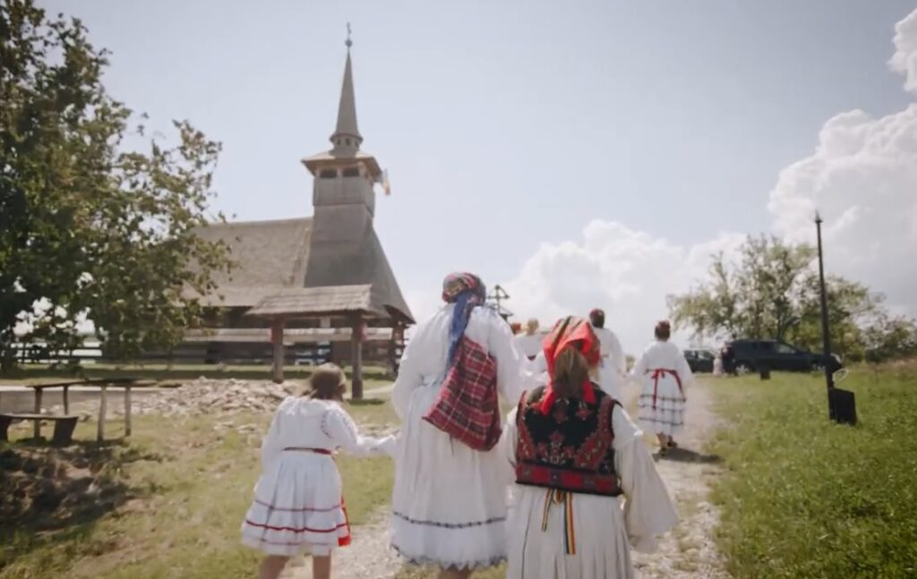 (VIDEO) Biserica de lemn din Ghighișeni, perlă a ortodoxiei în Țara Beiușului