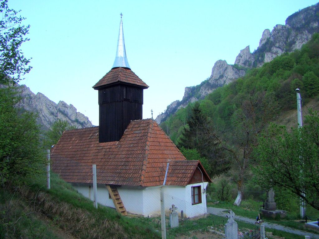 Biserica de lemn din Întregalde, parohia a fost ridicată în anul răscolii lui Horea, Cloșca și Crișan