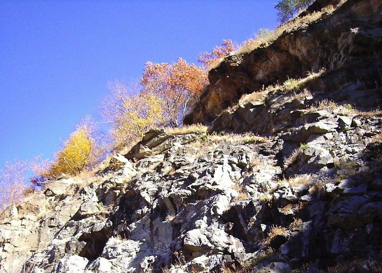 Rezervaţia naturală geologică „Cariera Corabia”, o insulă de şisturile cristaline în Apuseni