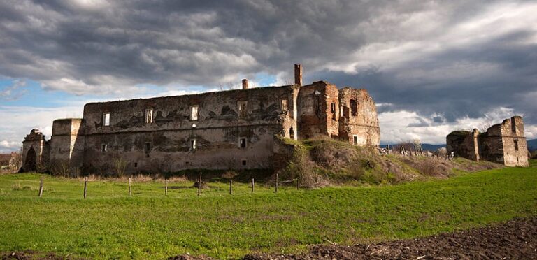 Castelul Martinuzzi din Vințu de Jos, în prezent o ruină, va fi restaurat și transformat într-un HUB cultural