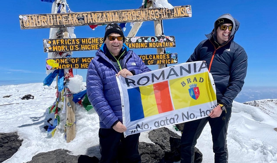 Steagul României și Bradului a ajuns la 5.895 metri pe Vârful Uhuru, Kilimanjaro, Acoperișul Africii! Felicitări Florin Cazacu și Ștefan Tiriteu!