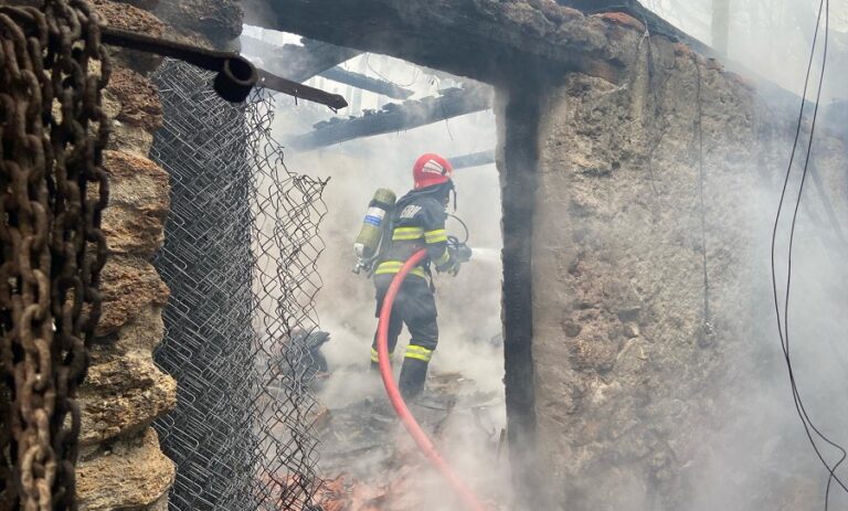 Pompierii au localizat și lichidat un incendiu care s-a produs la o gospodărie din Banpotoc, comuna Hărău