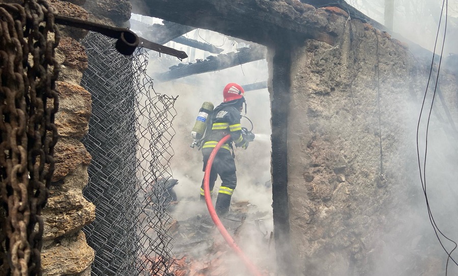 Pompierii au localizat și lichidat un incendiu care s-a produs la o gospodărie din Banpotoc, comuna Hărău