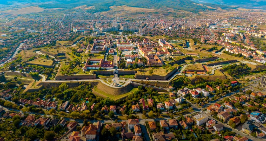 Se mută din Iași în Alba Iulia, pentru iubitul său: „Nivelul de trai este destul de bun, peste media oraselor mici”