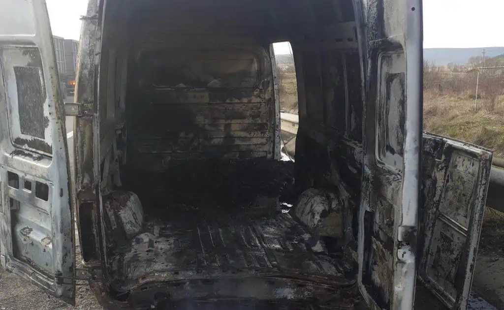 Incendiu pe autostrada A3 Turda – Cluj: O autoutilitară a fost mistuită de flăcări