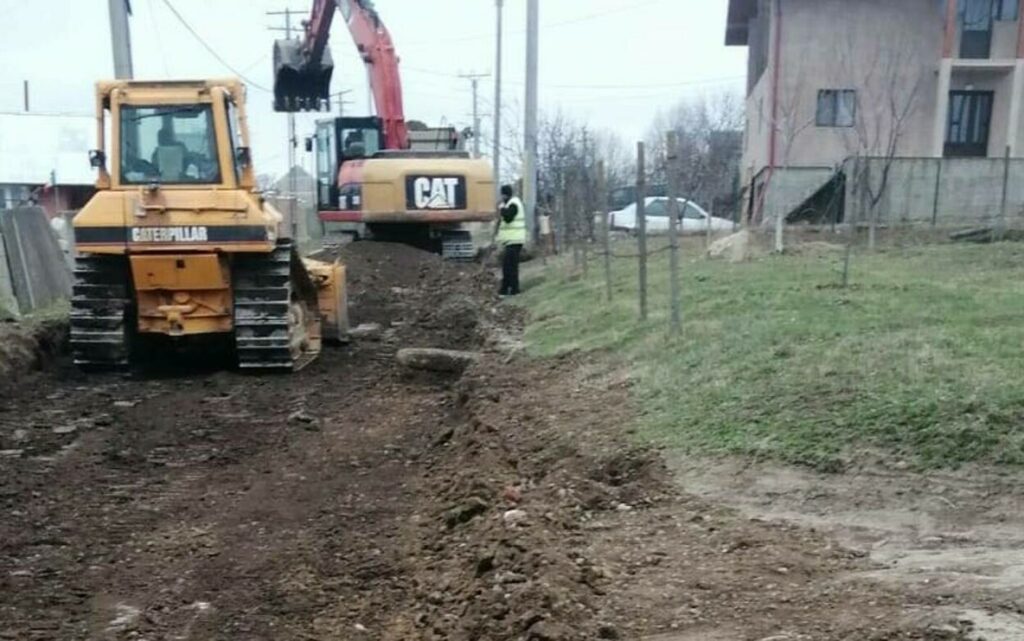 Un român s-a trezit cu un excavator în curtea sa și cu muncitori care săpau pentru un drum: A sunat la 112 dar poliția l-a trimis la primar!