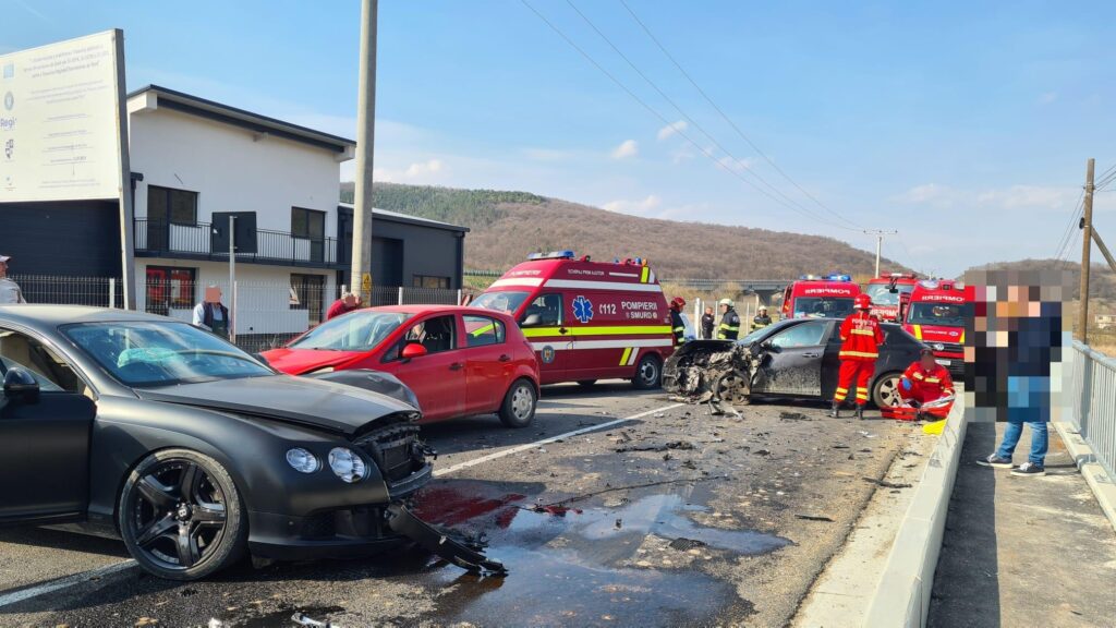 Accident cu 9 victime între Vlaha și Luna de Sus: „Se auzeau țipete de peste tot!” Trei ambulanțe SMURD au fost la fața locului!