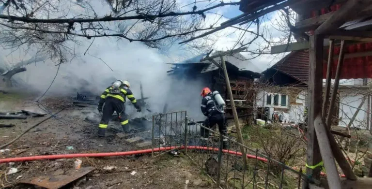 Incendiu la o casă din Bistra: Pompierii din Câmpeni intervin!