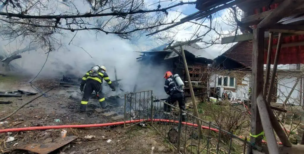 Incendiu la o casă din Bistra: Pompierii din Câmpeni intervin!